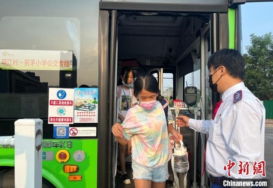 8月31日上午，公交专线车到达柳州市前茅小学，司机覃开胜在引导学生下车。　李骄阳 摄