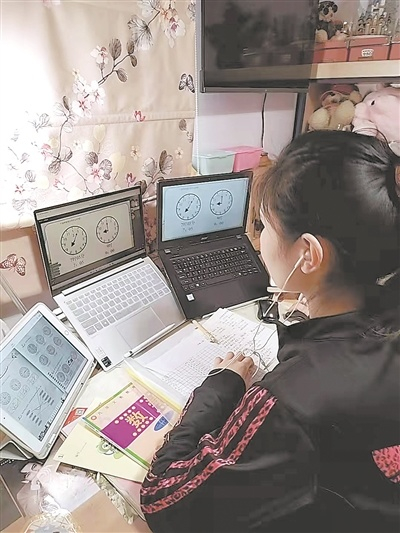 上海市闵行区实验小学教师滕心怡运用多种电子设备助力教学。资料图片