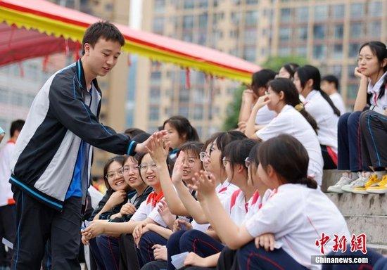 2023年6月7日，在贵州省遵义市正安县第一中学，学生相互击掌鼓励。当日，2023年高考拉开帷幕。图 CNSphoto 赵永章 摄