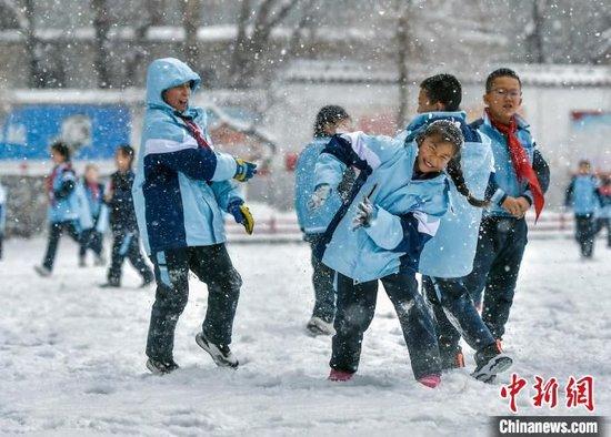 乌鲁木齐持续降雪小学生雪中玩耍打雪仗