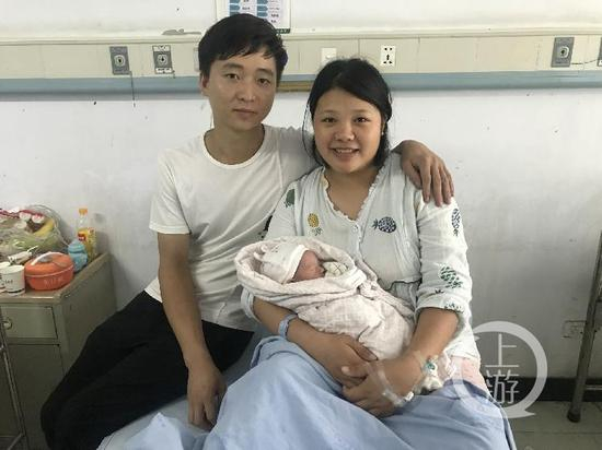 ▲王继容一家，她的孩子是该院降生的第一个“地震宝宝”。摄影/上游新闻记者 李野