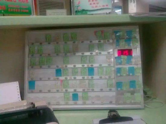 孙子涵和同事凌晨依旧在收病号，白板上是病人信息一览表。受访者供图