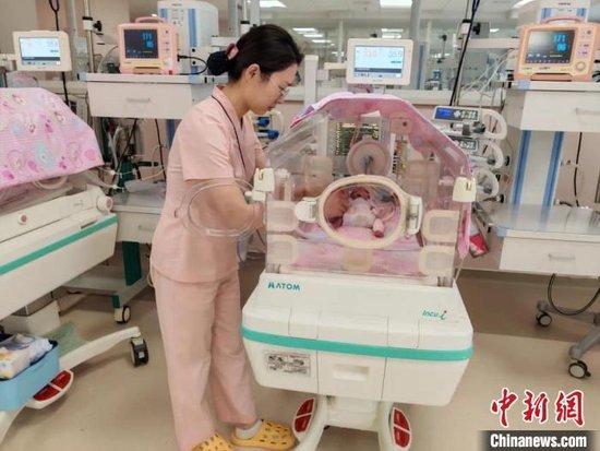 27周早产高龄产妇吉林医护创造生命奇迹。