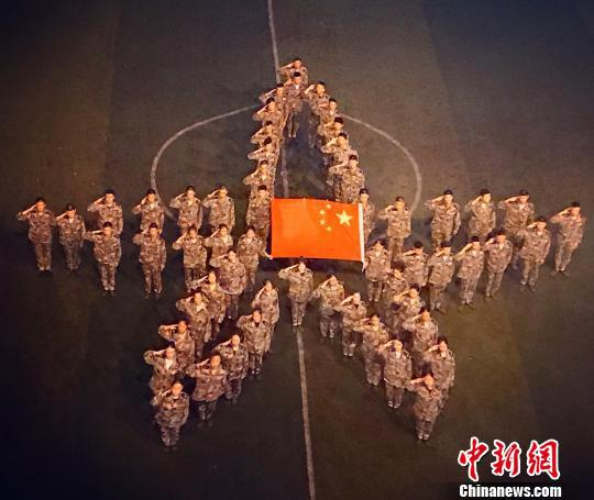 学生与国旗“花式”合影。　钟欣 摄