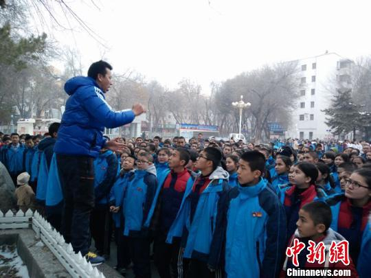 &nbsp;&nbsp;&nbsp;&nbsp;石河子第十中学老师向学生讲解地震安全知识，并安抚学生。　石河子第十中学供图　摄