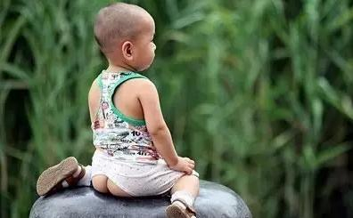 酷暑，你在给孩子穿开裆裤吗？穿开裆裤的危害远比你想象得更严重！