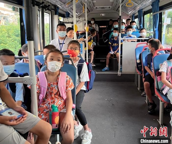 8月31日，广西柳州市的“环江村——前茅小学”公交专线车搭载55名学生去往学校。　李骄阳　摄