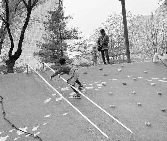 左家庄一处公园里，孩子们攀爬玩耍。
