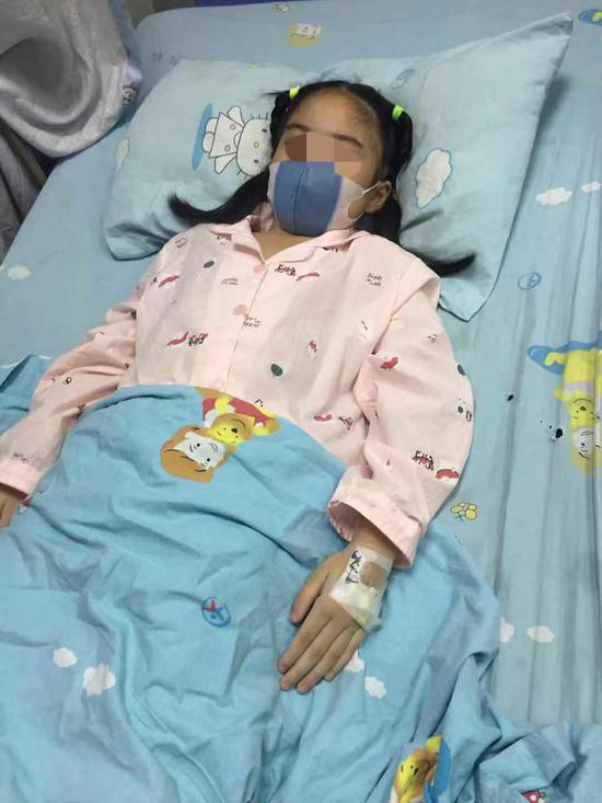 媛媛躺在重庆医科大学附属儿童医院的病床上。受访者供图