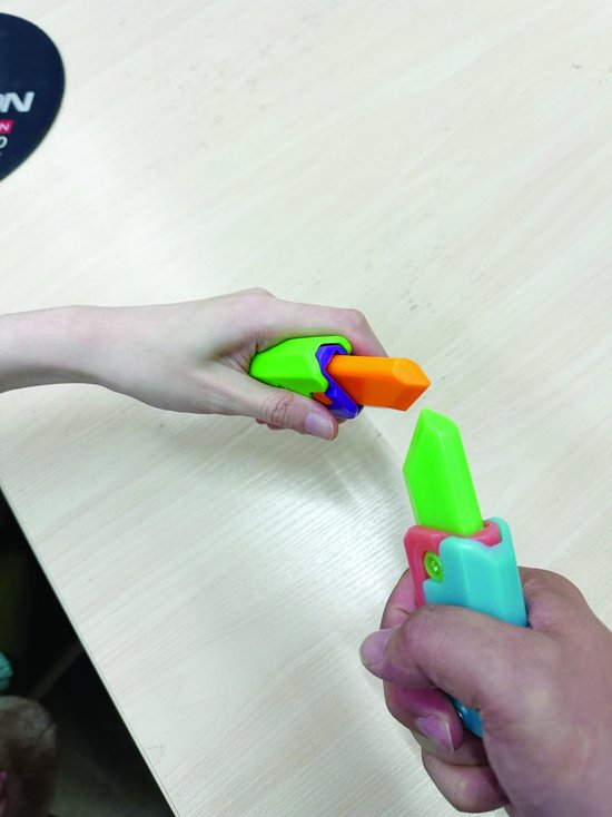 手握出鞘"萝卜刀"呈锁定状态