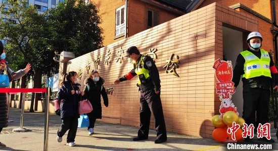杨浦民警守护孩子们上学路的“最后50米”。　上海市公安局杨浦分局供图