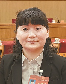 全国人大代表，江苏常州老三集团有限公司妇联主席、样衣部部长李承霞