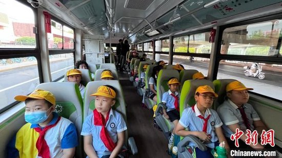开学首日，北京推出通学公交车服务，首批试点学校13所、开行线路25条。记者 郎佳慧&nbsp; 摄