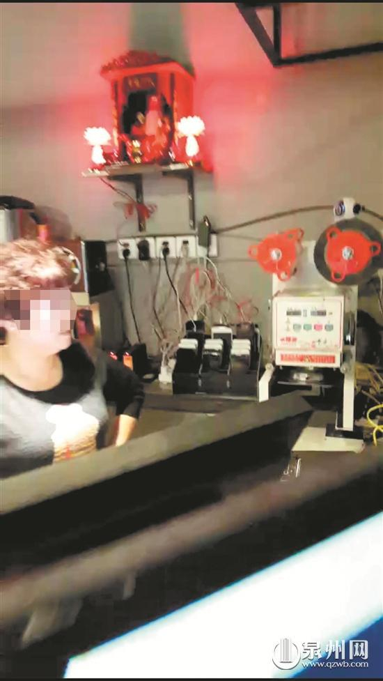 　　林女士所说的奶茶店吧台上放着一个收纳篮，篮子里面插着十多部用于出租给学生们的手机。 （视频截图）