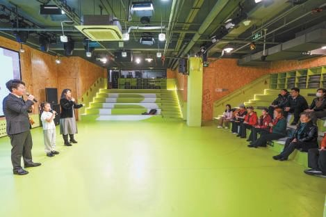广艺家广内市民文化中心的一层小剧场，家长和孩子们正举行庆祝“三八节”活动。
