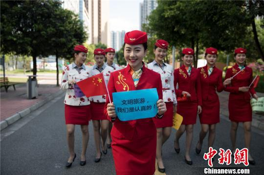 一名女生手上举着“文明旅游我们是认真的”标语。　钟欣 摄