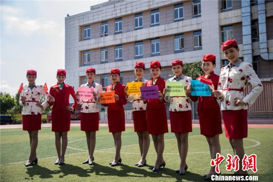 该校女生与国旗进行合影。　钟欣 摄
