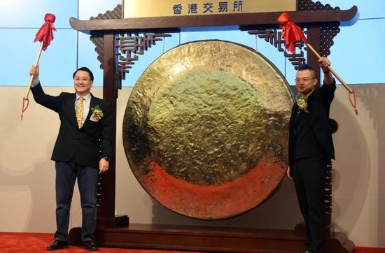 　　2018年11月27日，内地母婴在线社区平台宝宝树集团在香港交易所主板挂牌。图为集团主席兼执行董事王怀南、执行董事徐翀（右） 出席挂牌仪式。来源：谭达明（香港分社）/中新社/视觉中国