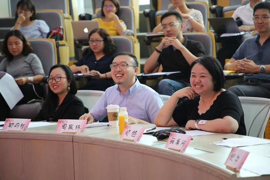 亲职帮CEO郭俞杉（左）保林叔叔讲故事创始人周保林（中）上海纷趣网络科技有限公司coo郑璐（右）