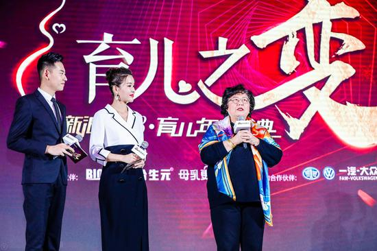 从左至右：主持人石毅、主持人杨雅淇、儿科专家张思莱