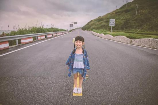 　　☆她叫李梦鱼，拍摄时4岁3个月， 世界那么大，我们一起去走走。 焦距参考范围：24—70mm，70—200mm，光圈：f/2.8，快门速度参考范围：1/1000s—1/400s， 感光度参考范围：ISO250—ISO320