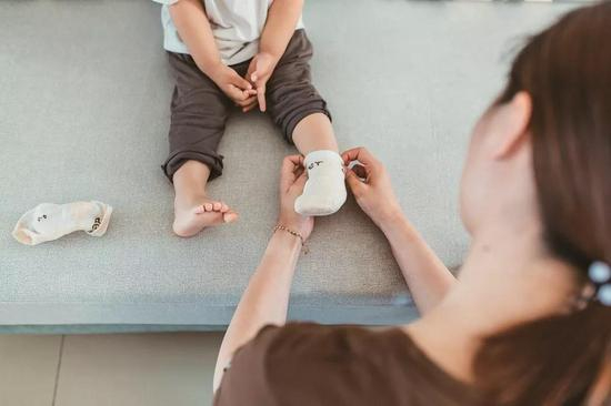 　　☆阿正，拍摄时2岁。他还不会穿袜子，但脱袜子的速度超级快，一扭头就拽下来，每次都是又好气又好笑地帮他套回脚上。 焦距：35mm，光圈：f/2.2，快门速度：1/250s，感光度：ISO1000