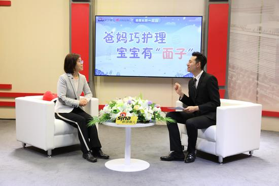 郑玉巧主任（左）谈如何营造有利于孩子成长的家庭环境