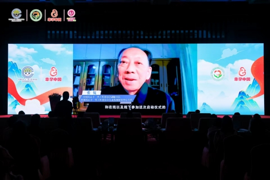 　　中国关心下一代工作委员会副秘书长、中国关心下一代工作委员会儿童发展研究中心主任张侃，通过视频致辞。