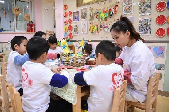 在北京大学医学部幼儿园，融合班的老师与孩子们在制作“星灯”（2024年3月27日摄）。新华社记者 任超 摄