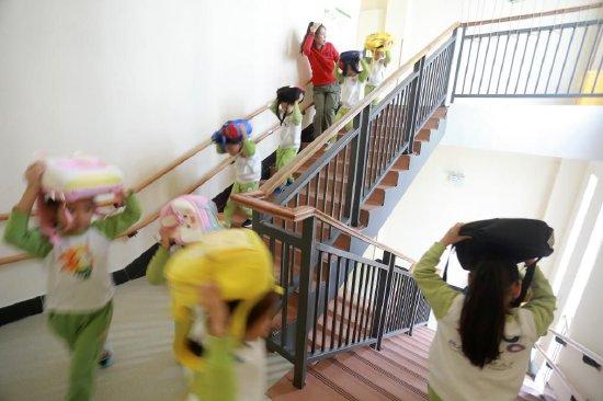 2023年10月13日，江苏省扬州大学附属西郡幼儿园的老师组织小朋友进行逃生演练。新华社发（孟德龙 摄）