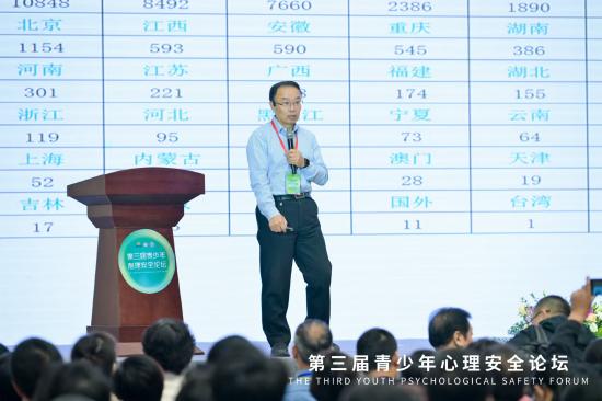 青少年心理安全论坛主席、中国教育三十人论坛成员李镇西