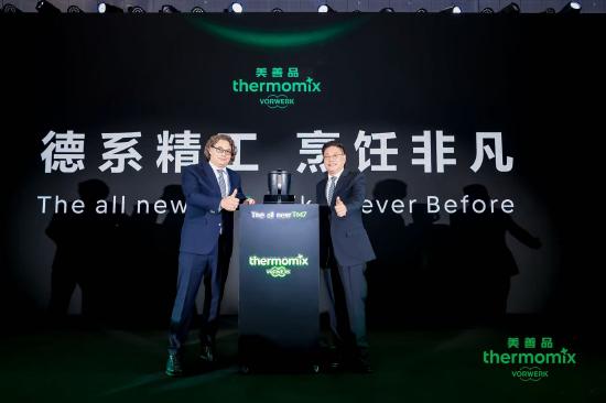 图为福维克集团营销与传播高级副总裁Matthias van der Donk(左)福维克中国区总裁施振康(右)