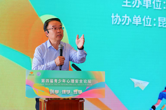 中国教育三十人论坛成员、青少年心理安全论坛主席李镇西