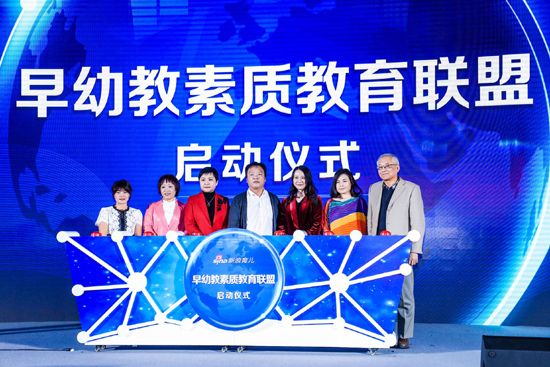 　　奥运冠军莫慧兰、主持人小雨姐姐、菲蓓尔创始人马骏、画家赵晓东、新浪教育总监梁莹、新浪育儿主编黄晓莉、中国关心下一代工作委员会专家委员会副秘书长梅建启动早幼教素质教育联盟。