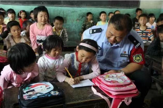 陈宇给同学们上课。　沭阳县公安局供图