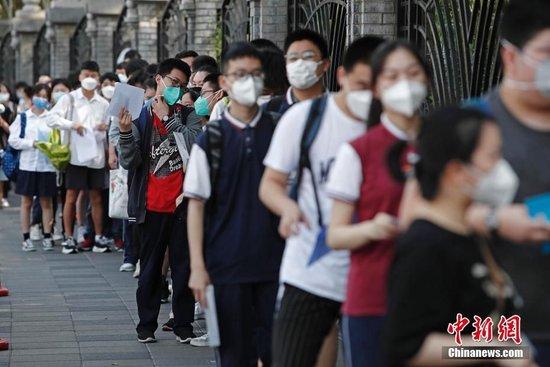 资料图：考生等待进入考场。殷立勤 摄