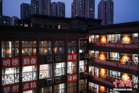 即将参加高考的学生们“挑灯夜读”。何蓬磊 摄