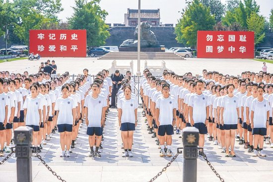 　　昨天，中国人民抗日战争纪念馆与北京市第十二中学共同举行“铭记历史 勿忘国难 珍爱和平——爱国主义国防教育主题活动”。 本报记者 武亦彬摄