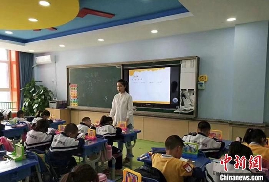 张楠的女儿张诗鹭在上课。　张楠供图