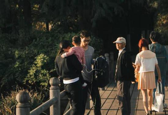 大学生下水救起落水男童