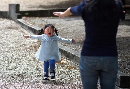 　　☆妈妈，我想你！小别重逢，孩子忽然号啕大哭扑向妈妈，一瞬间眼睛酸酸的。焦距：85mm，光圈：f/1.4，快门速度：1/1000s，感光度：ISO150