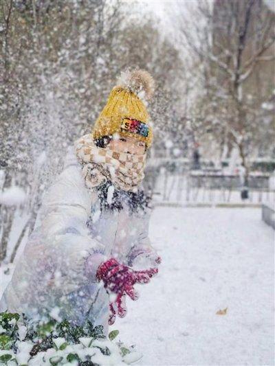 北京市建华实验学校学生在家长陪护下玩雪。受访者供图