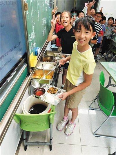 6月11日，北京石油学院附属小学食堂为学生们准备了绿豆汤解暑。受访者供图
