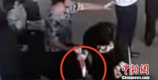 嘉兴高速交警支队民警潜俊子将自己的母乳交给孩子外婆。高速交警供图