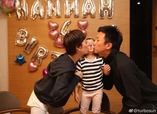 小花妹妹4岁生日爸妈亲吻