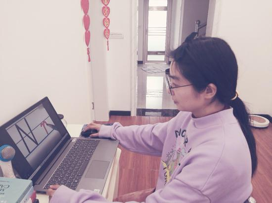江宁在家作网上教学，受访者供图