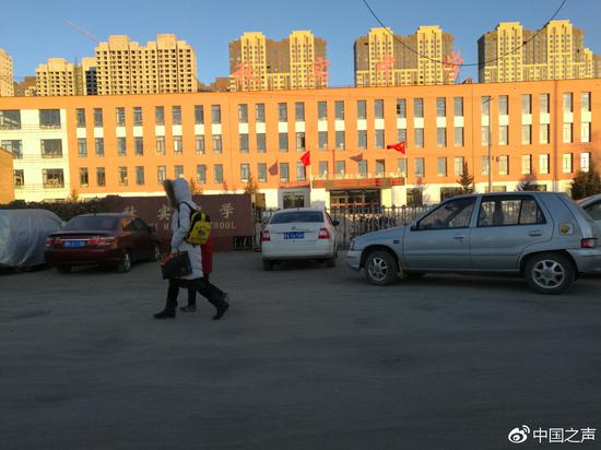学校门前土路十年修不好
