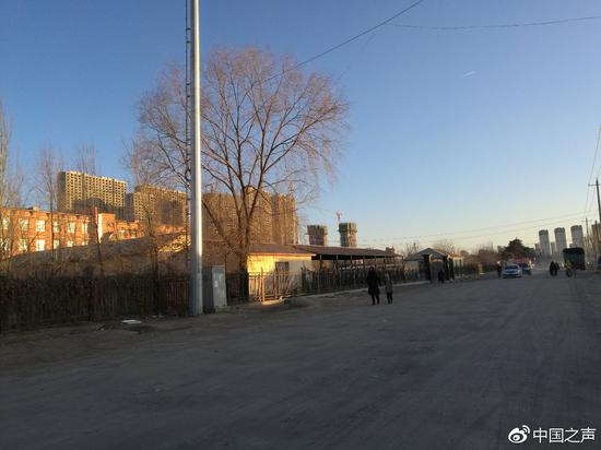 学校门前土路十年修不好