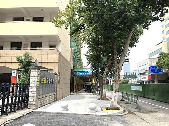拟搬迁地点，原鼓楼区少年宫大门附近以及附近工地。 澎湃新闻记者 袁杰 图