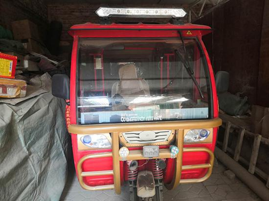 侯振林过世后，红色三轮车摆放在杂物间的一角。